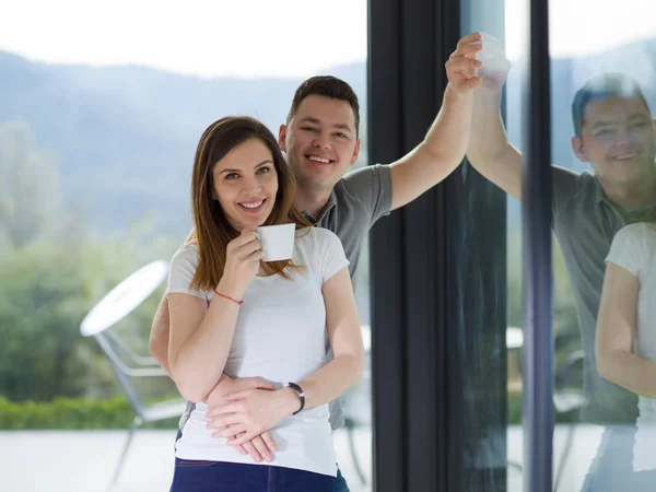 Pareja joven disfrutando del café de la mañana —  Fotos de Stock