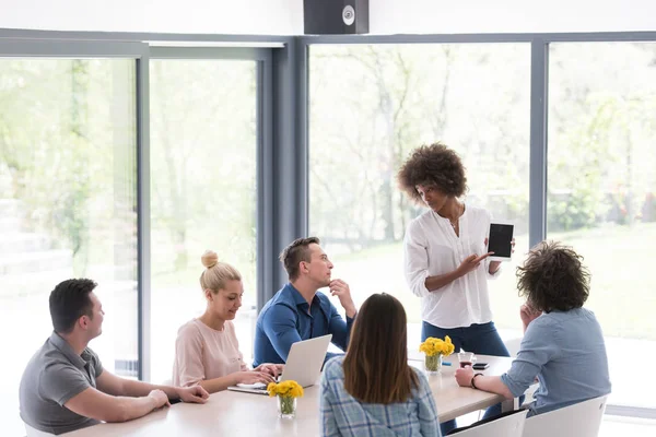 Çok ırklı bir girişim ekibi toplandı