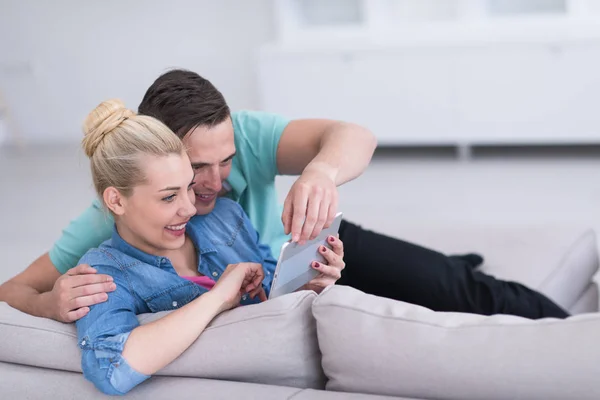 Casal relaxante em casa com computadores tablet — Fotografia de Stock