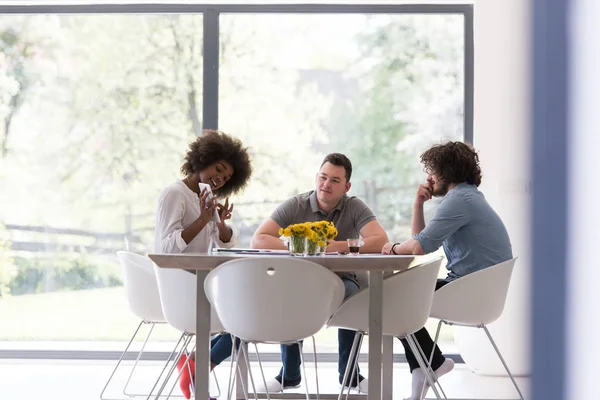 Equipo empresarial multiétnico de startups en la reunión — Foto de Stock