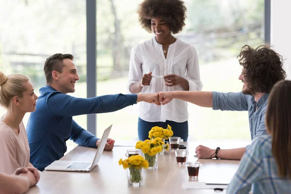 Çok ırklı bir girişim ekibi toplandı