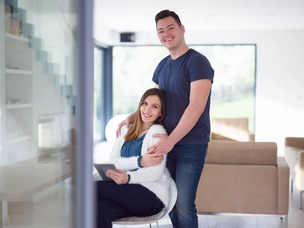 Casal usando tablet em casa — Fotografia de Stock