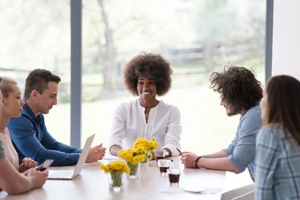 Equipo empresarial multiétnico de startups en la reunión — Foto de Stock