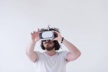 Sanal gerçeklik kulaklığı kullanan adam