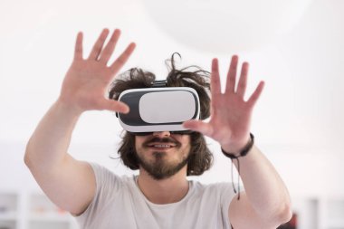 sanal gerçeklik VR-kulaklık gözlük kullanan adam