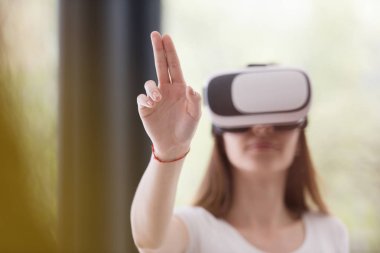 sanal gerçeklik VR-kulaklık gözlük kullanan kadın