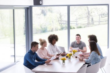Çok ırklı bir girişim ekibi toplandı