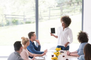 Çok ırklı bir girişim ekibi toplandı