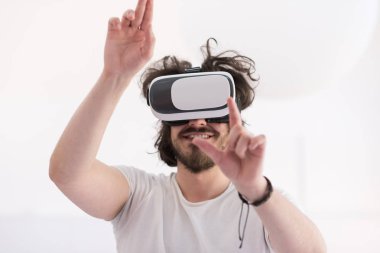 Sanal gerçeklik kulaklığı kullanan adam