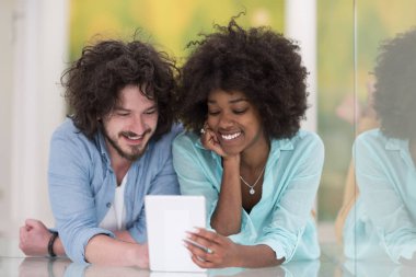 Çift birlikte evde tablet bilgisayarınızla rahatlatıcı