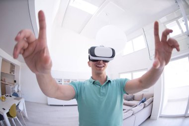 sanal gerçeklik VR-kulaklık gözlük kullanan adam