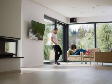 çok ırklı çift evde dizüstü bilgisayar ile rahatlatıcı