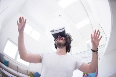 sanal gerçeklik VR-kulaklık gözlük kullanan adam