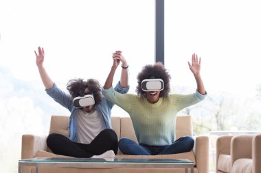 Sanal gerçeklik kulaklık kullanarak çok ırklı Çift