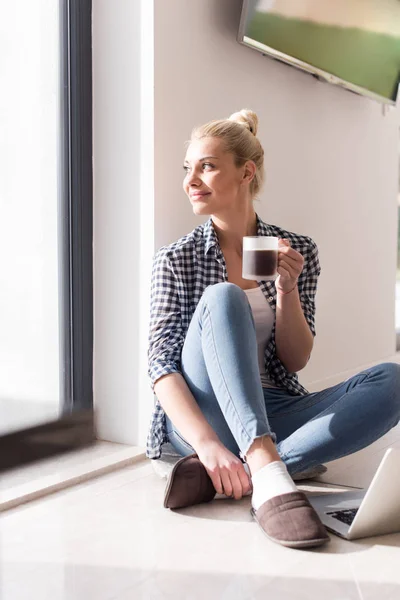 Mladá žena pít kávu těší relaxační životní styl — Stock fotografie