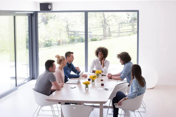 Echipa de afaceri startup multietnică la întâlnire — Fotografie, imagine de stoc