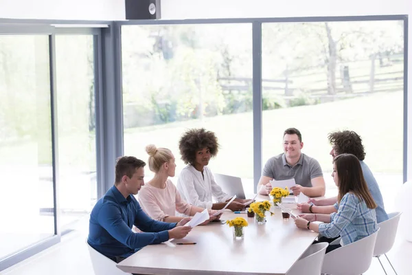 Çok ırklı bir girişim ekibi toplandı