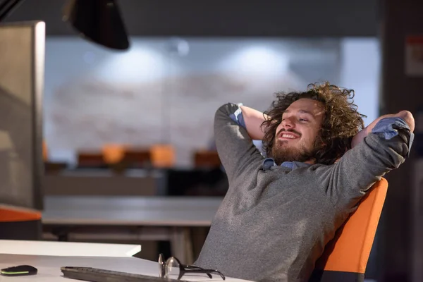 Homme d'affaires relaxant au bureau — Photo