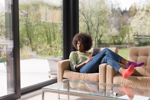 Jonge african american vrouw thuis met behulp van digitale tablet — Stockfoto