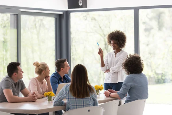 Çok ırklı bir girişim ekibi toplandı
