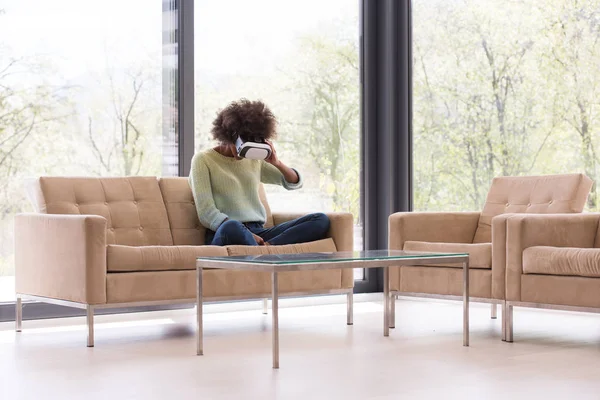 siyah kadın VR kulaklık gözlükle sanal gerçeklik