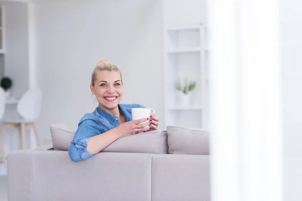 Nő élvezi egy csésze kávét — Stock Fotó