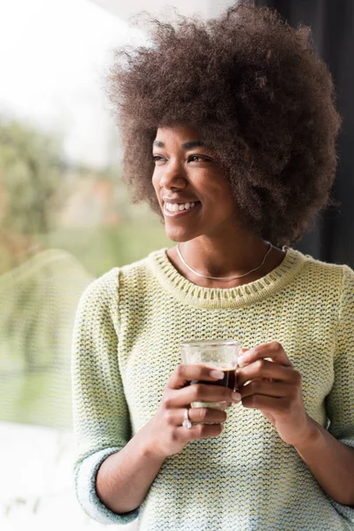 Afrikai-amerikai nő kávéfogyasztás — Stock Fotó