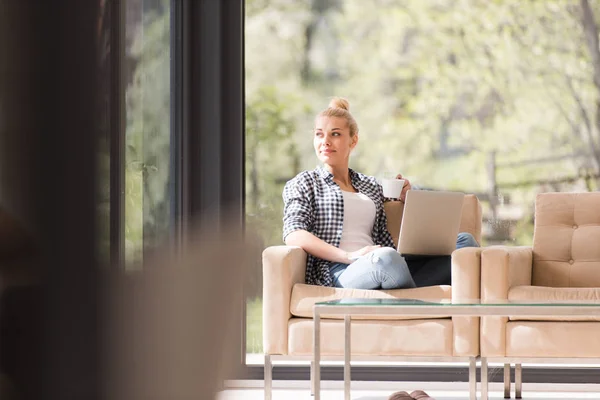 Vrouw drinken koffie genieten van ontspannen levensstijl — Stockfoto