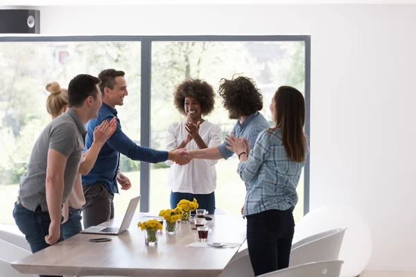 çok ırklı başlangıç grup genç iş adamları kutluyor