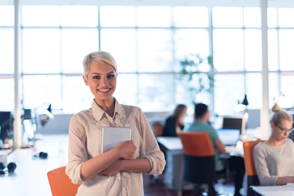 Kvinna som arbetar på digitala tablett i natt office — Stockfoto