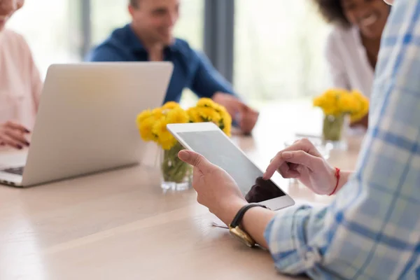 Multietniskt startupföretag på möte — Stockfoto