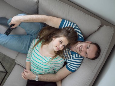 genç yakışıklı çift kanepede sarılma