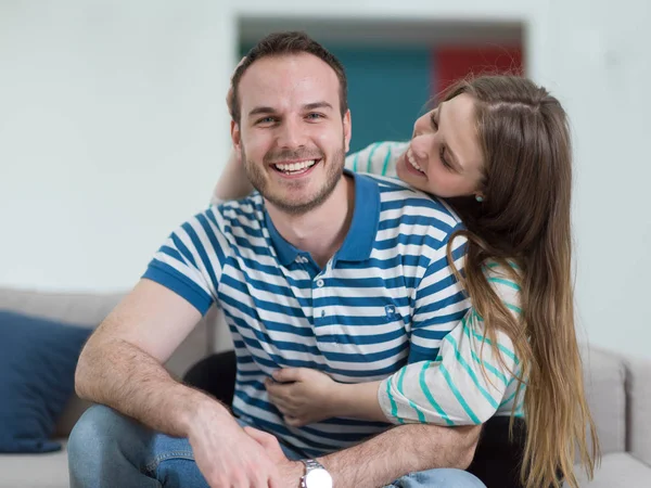 Jonge knappe paar knuffelen op de Bank — Stockfoto