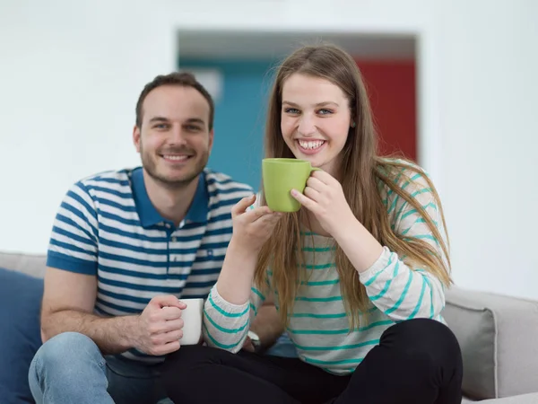 Jovem casal bonito desfrutando de café da manhã — Fotografia de Stock