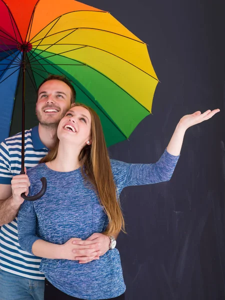 Beau couple avec un parapluie coloré — Photo