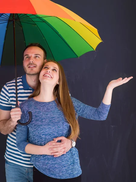 Красива пара з барвистою парасолькою — стокове фото