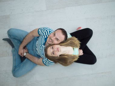 birbirlerine geri katta oturan Çift