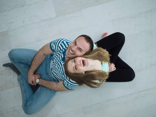 Paar zitten met rug naar elkaar op verdieping — Stockfoto