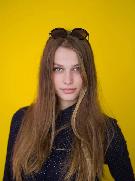 Jovem mulher isolada no fundo amarelo — Fotografia de Stock