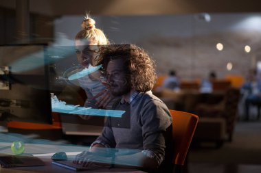 Gece ofisindeki genç tasarımcılar.