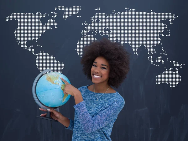 Zwarte vrouw met Globe van de wereld — Stockfoto