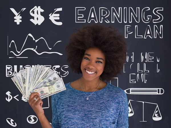 Para tutan gri arka plan üzerinde siyah kadın — Stok fotoğraf