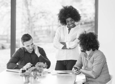 İş yerinde genç takım