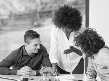 İş yerinde genç takım