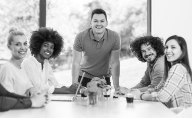 İş yerinde genç takım