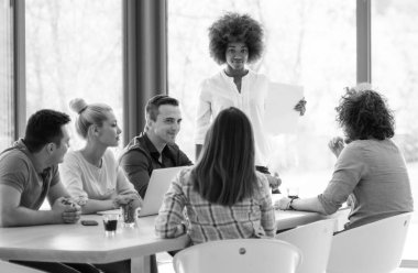 İş yerinde genç takım