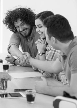 İş yerinde genç takım