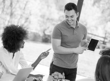 Genç işadamı ile ekibi iş başında