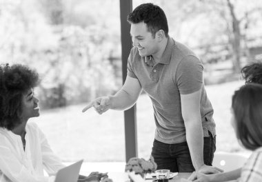 Genç işadamı ile ekibi iş başında