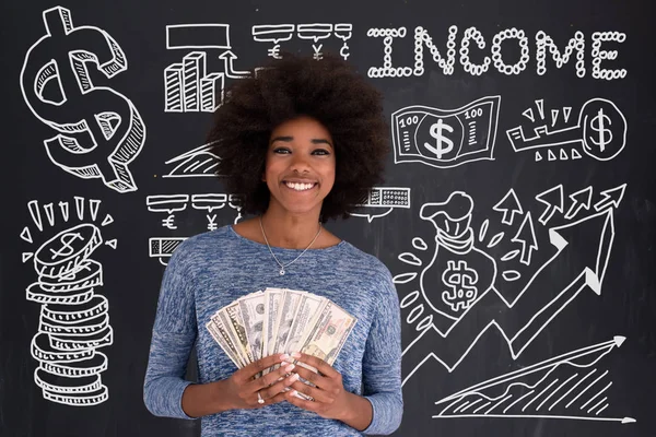 Schwarze Frau mit Geld auf grauem Hintergrund — Stockfoto